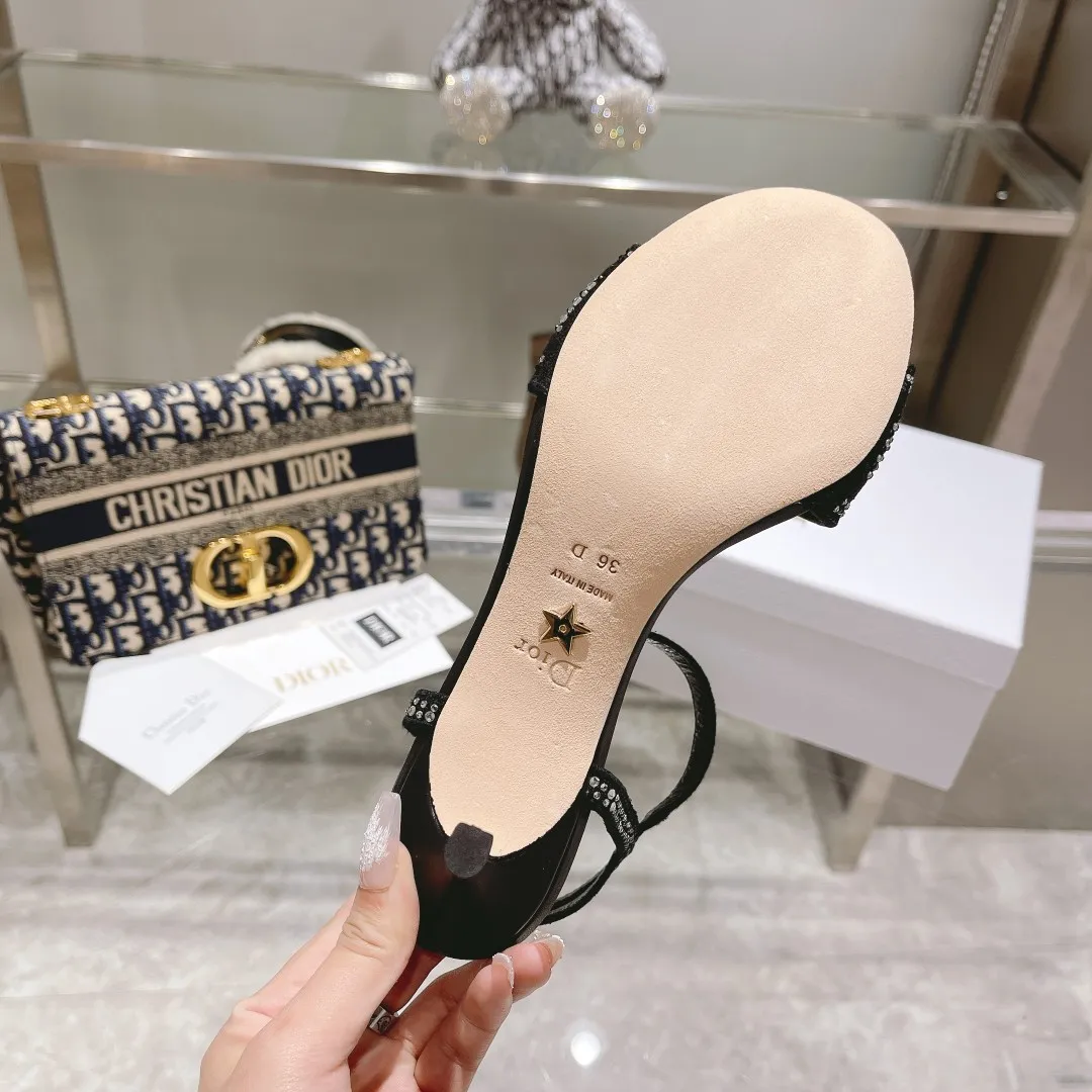 👟👟Ex-factory price 560👟👟 Original mold opening, 1:1 reproduction, using original Italian last, authenticity is as high as 99%, purchasing agent level, original order quality. The Dway heeled sandals reinterpret Dior's iconic piece for an elegant look. Crafted from cotton, it's embroidered with metallic threads and embellished with gold crystals, while the delicate band on the upper highlights the embroidered "CHRISTIAN DIOR" signature. The style is refined and enhanced with a 6.5cm heel, making it the ideal piece to pair with formal looks. ✅The upper is decorated with "CHRISTIAN DIOR" logo embroidery ✅Adjustable ankle straps with buckles ✅Heel height: 6.5cm. Made of imported leather ✅Outsole: original genuine leather outsole imported from Italy The sole is decorated with Christian Dior's lucky star symbol ✅Size: 35-40 ✅Packaging: full set of original counter packaging